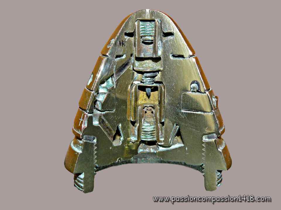 Superb section, made by my friend Alain Dubois, of an English disc time fuse n�80. See the communicating channels between the discs