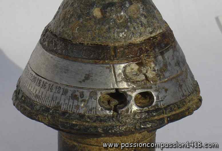 fuse HZ05 Schr. No visible inscriptions  (graduations excepted). This fuse has been shot on the setting 'roman cross' = impact percussion.