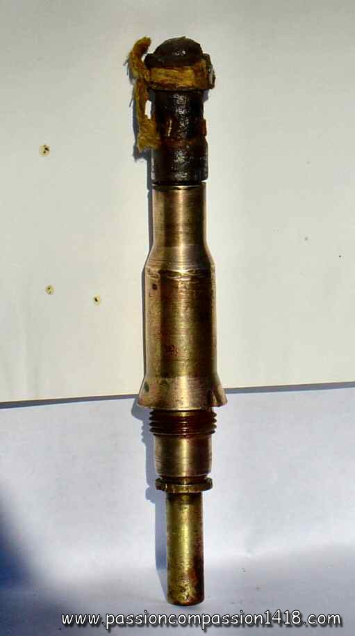 Instantaneous elongated fuse ('I.A.'), found in Champagne and cleaned. Safety ribbon still present.