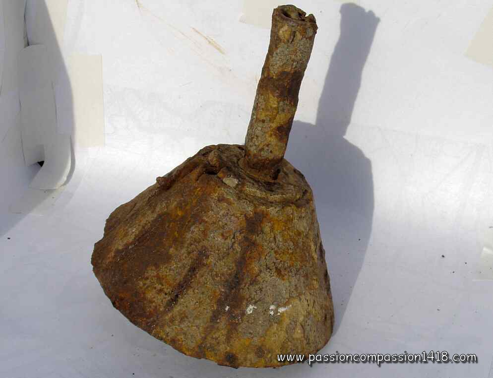 Instantaneous fuse for trench mortar, mounted on a pyramidal shell head, approx. diameter 140 mm
